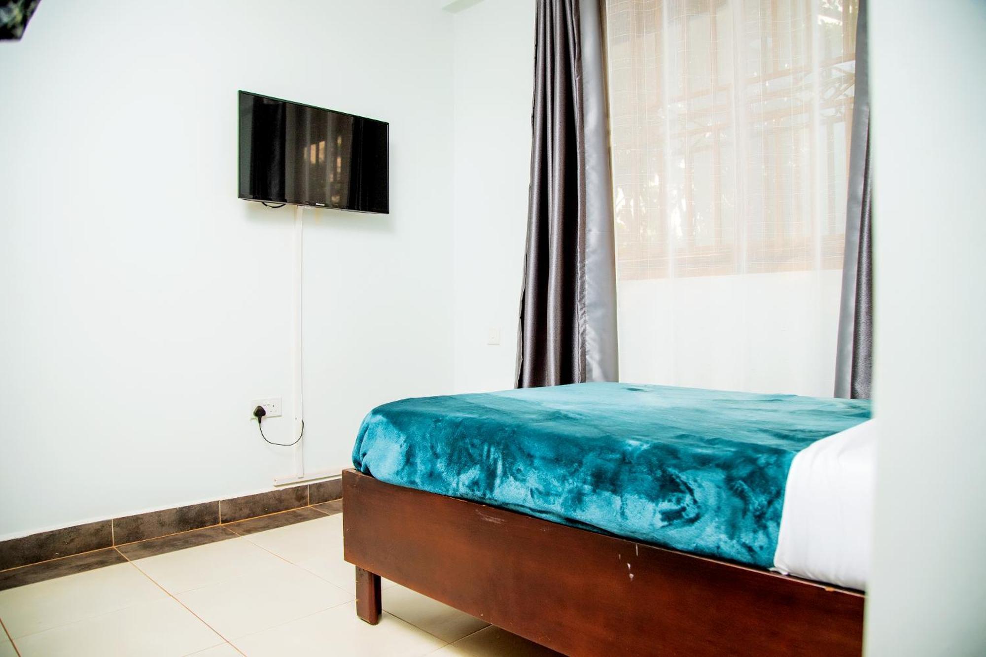 Blue Berries Hotel Entebbe Exterior photo