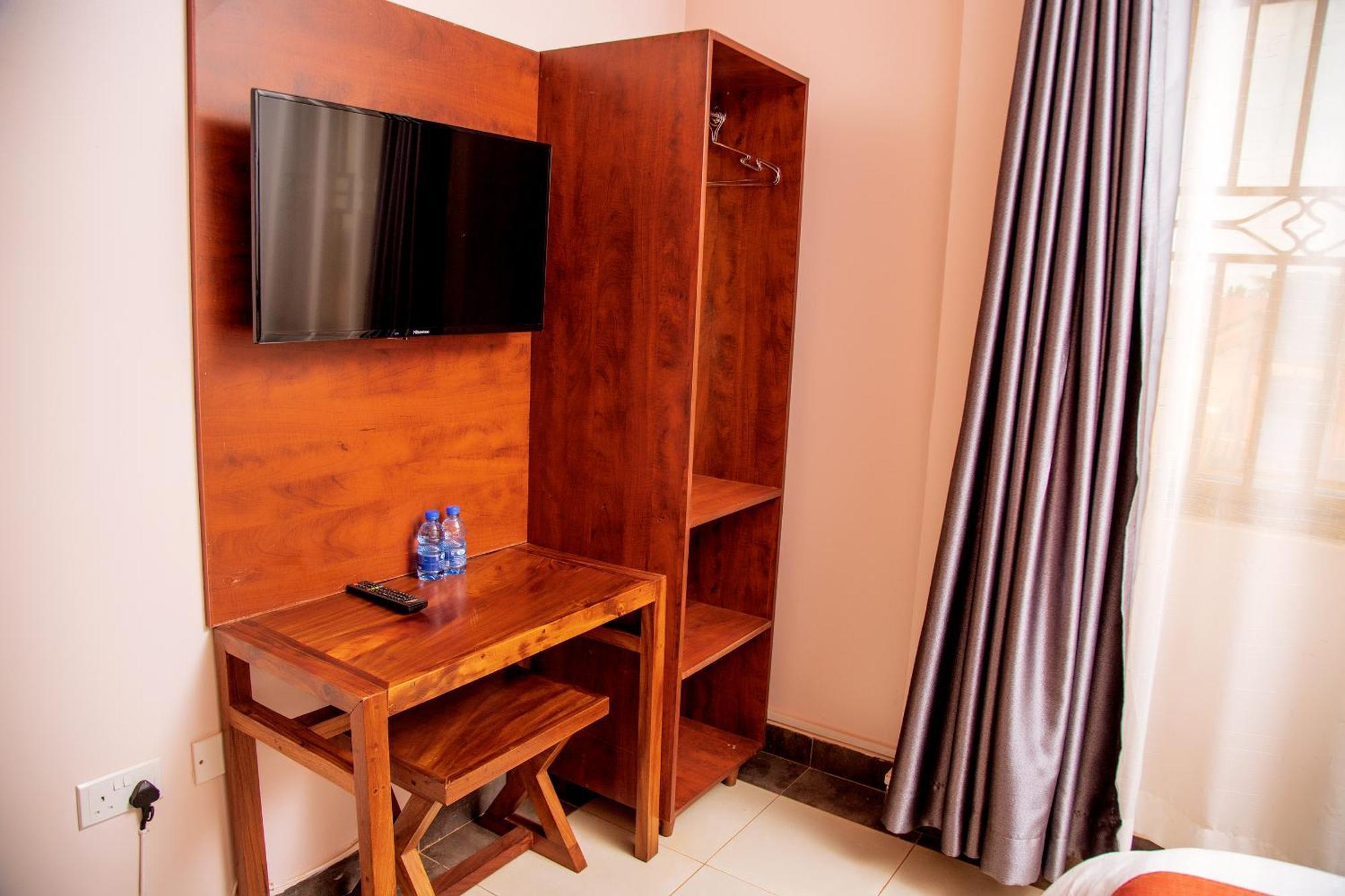 Blue Berries Hotel Entebbe Exterior photo