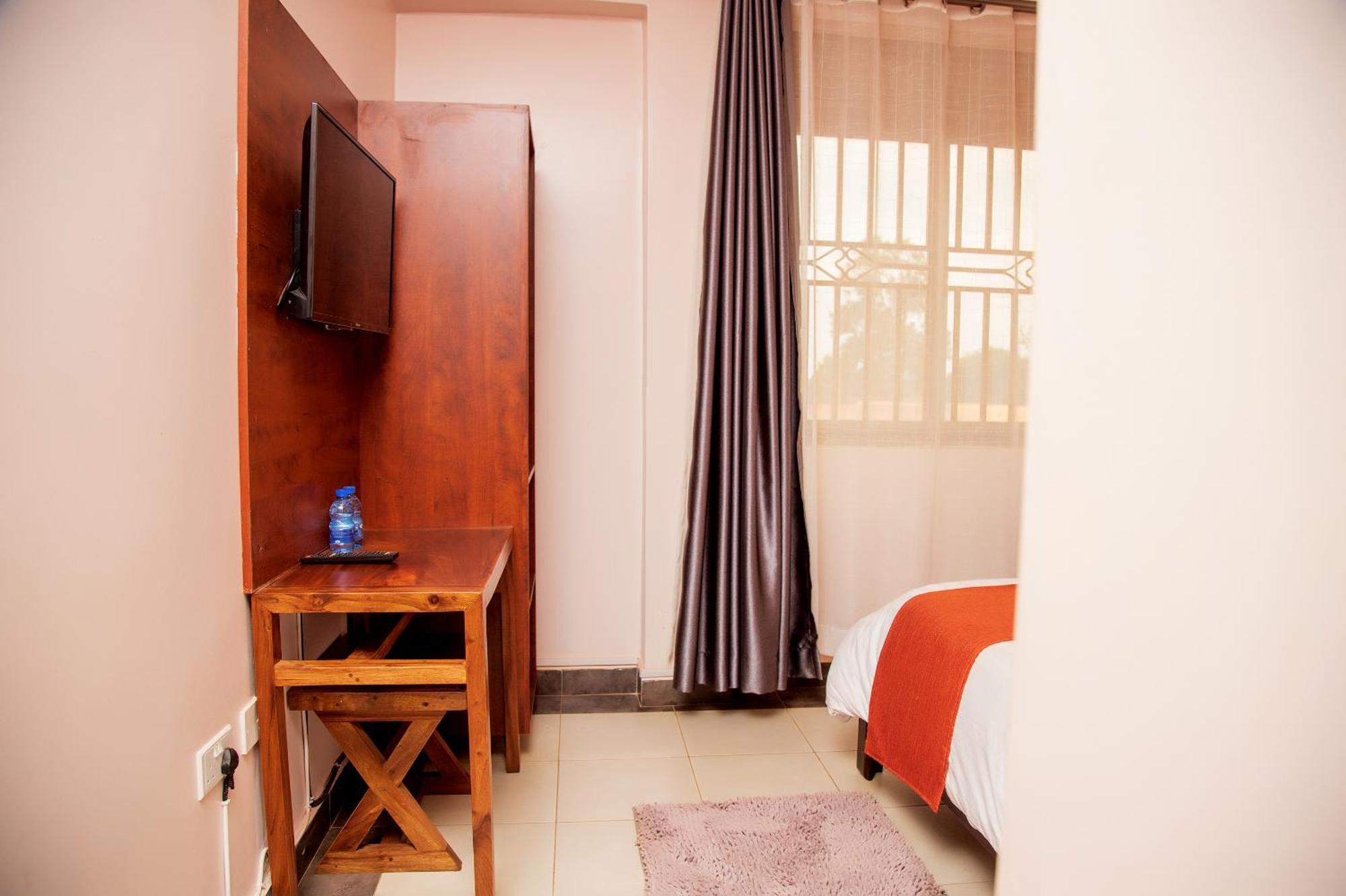 Blue Berries Hotel Entebbe Exterior photo